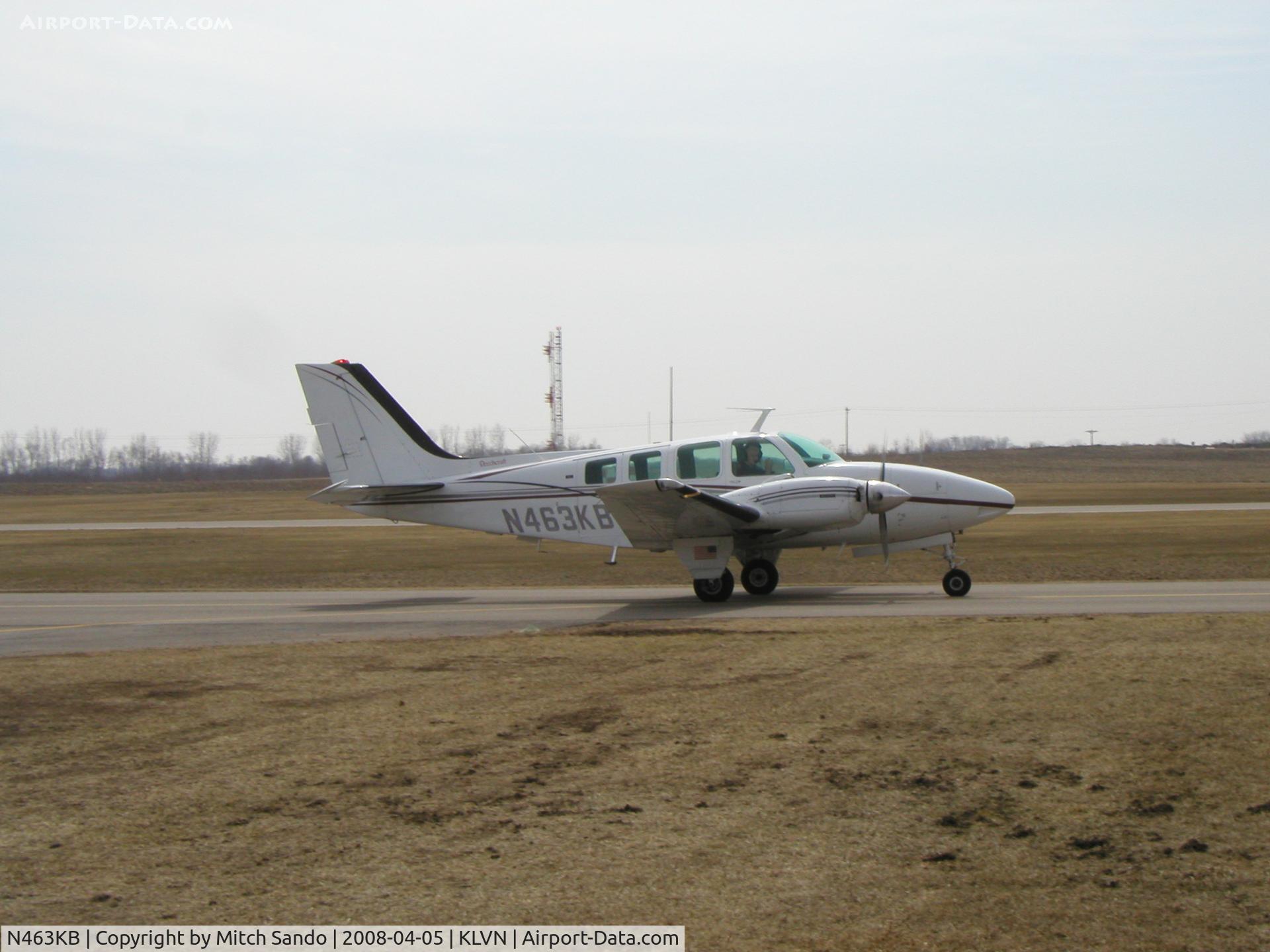 N463KB, 1972 Beech 58 Baron C/N TH-278, Taxiing to Runway 12.
