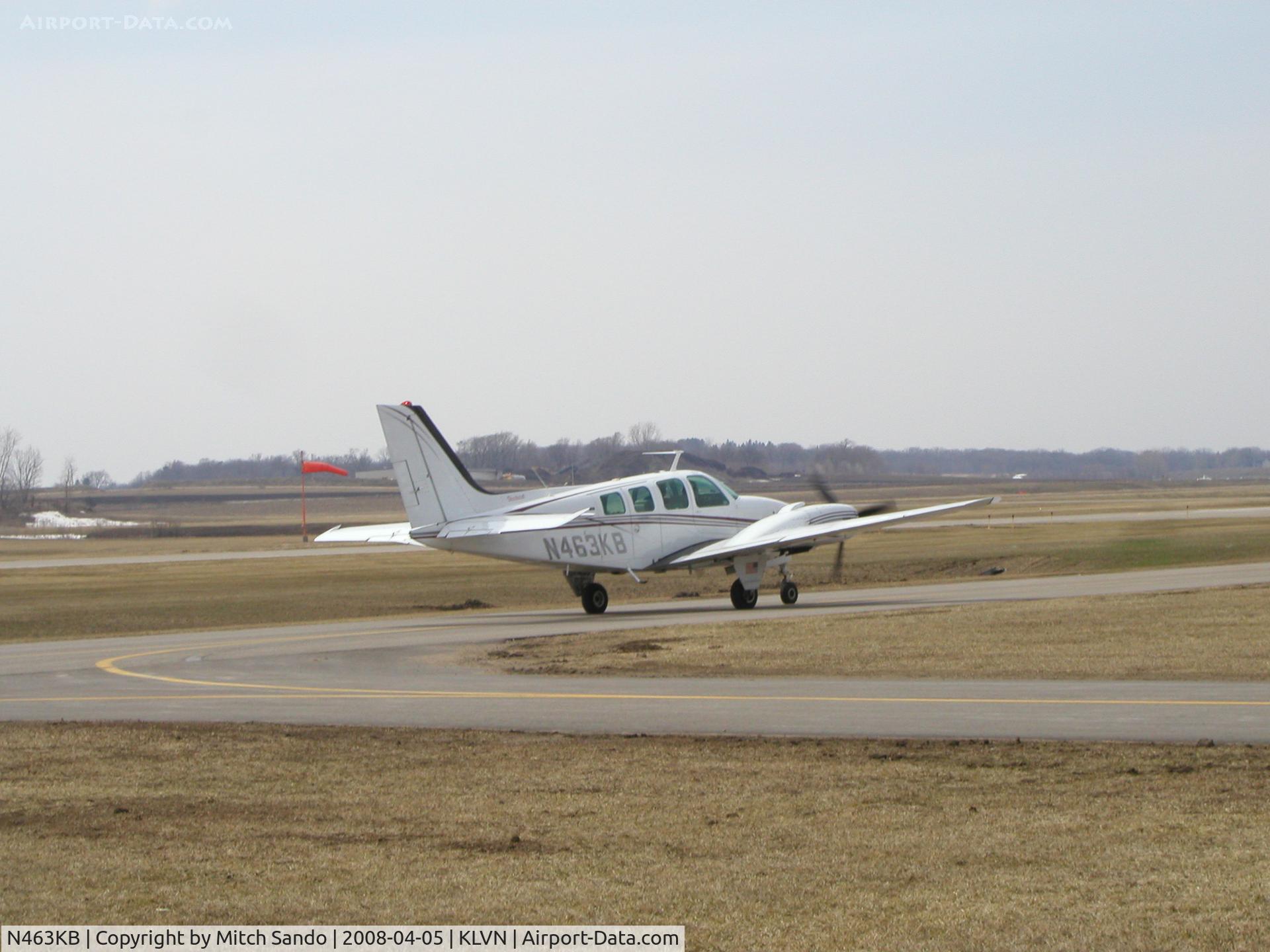 N463KB, 1972 Beech 58 Baron C/N TH-278, Taxiing to Runway 12.