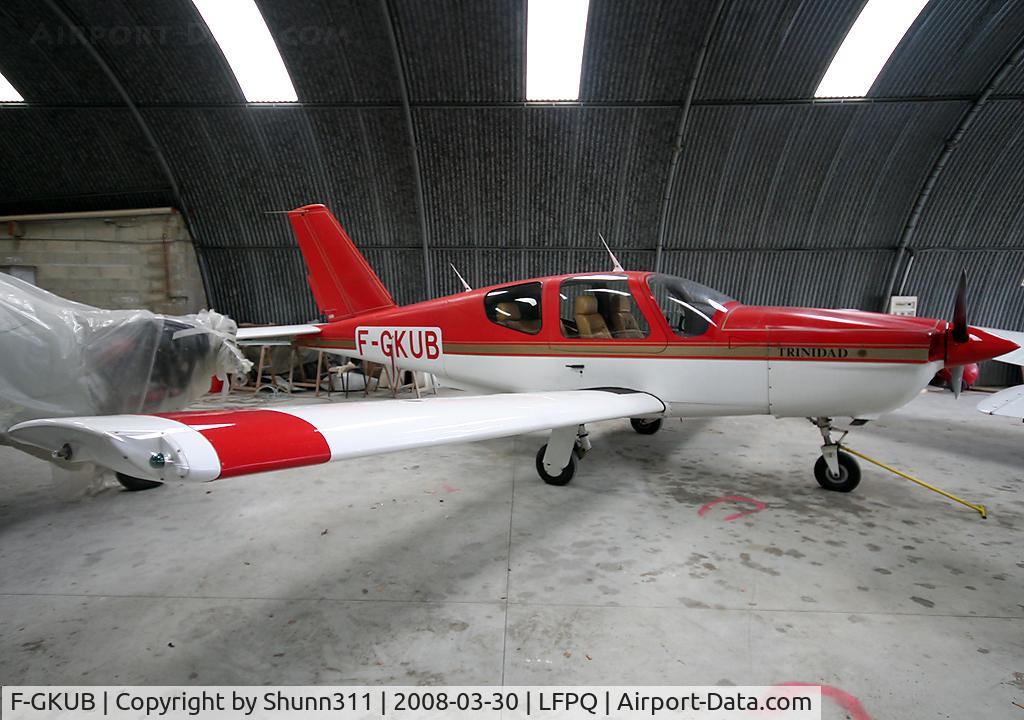 F-GKUB, Socata TB-20 C/N 1124, Inside Airclub's hangar...