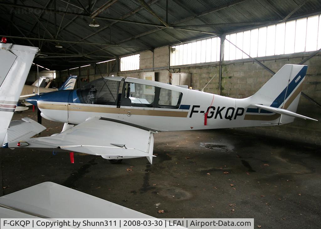 F-GKQP, Robin DR-400-120 C/N 2060, Inside Airclub's hangar