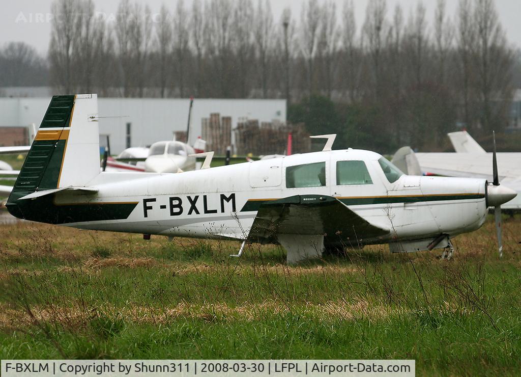 F-BXLM, Mooney M-20E Chapparal C/N 21-1177, Parked in the grass