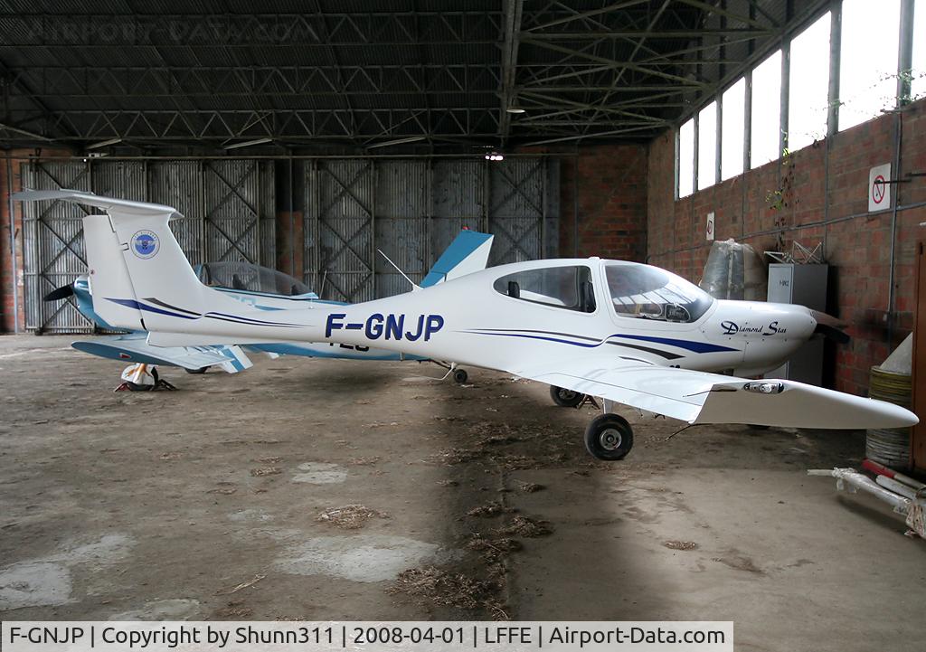 F-GNJP, Diamond DA-40 Diamond Star C/N 40.038, Inside Airclub's hangar