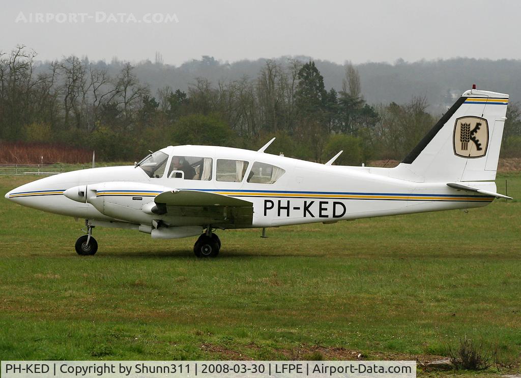 PH-KED, Piper PA-23-250 C/N 27-7305116, Departing from one of the Airclubs