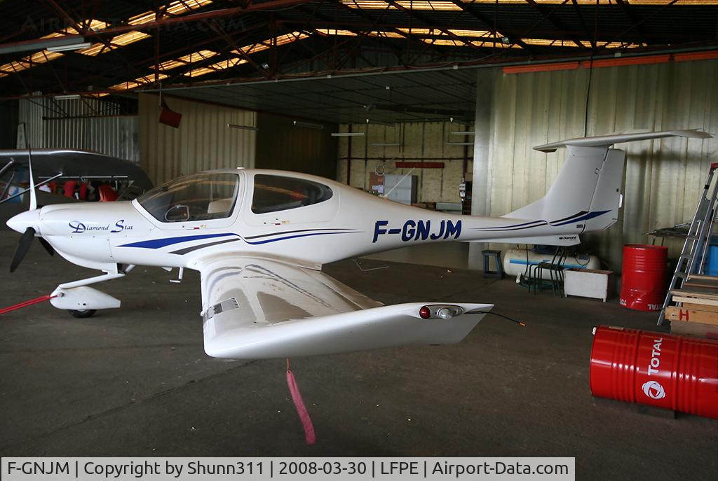 F-GNJM, Diamond DA-40 Diamond Star C/N 40.013, Inside Airclub's hangar