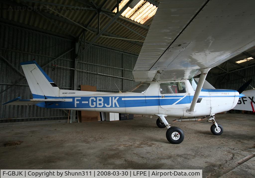 F-GBJK, Reims F152 C/N 1548, Inside Airclub's hangar