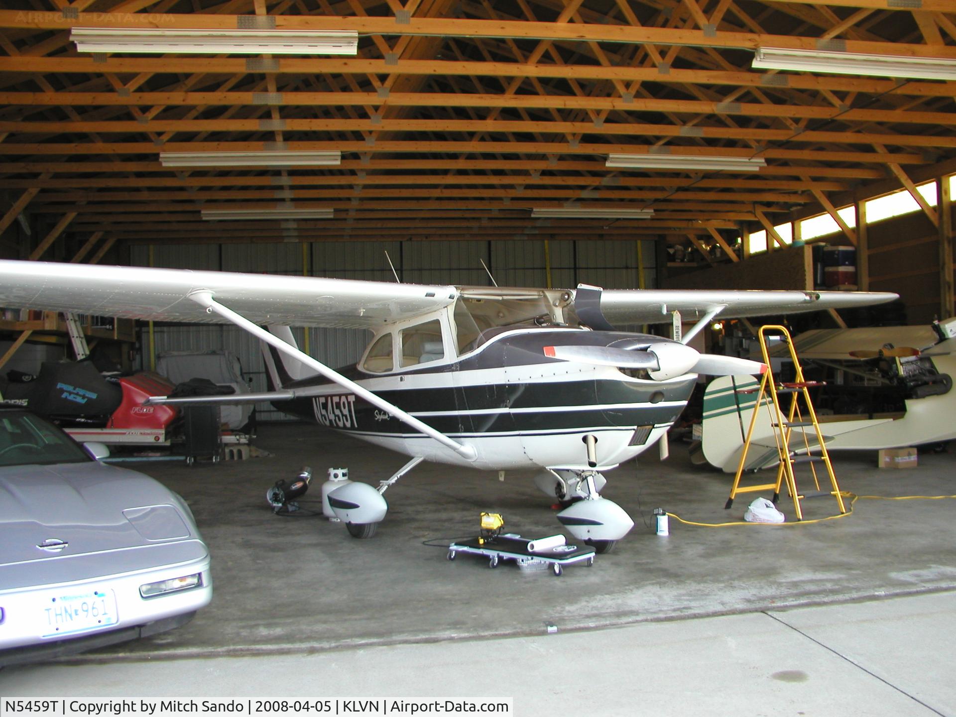 N5459T, 1964 Cessna 172E C/N 17251359, Parked inside the hangar.