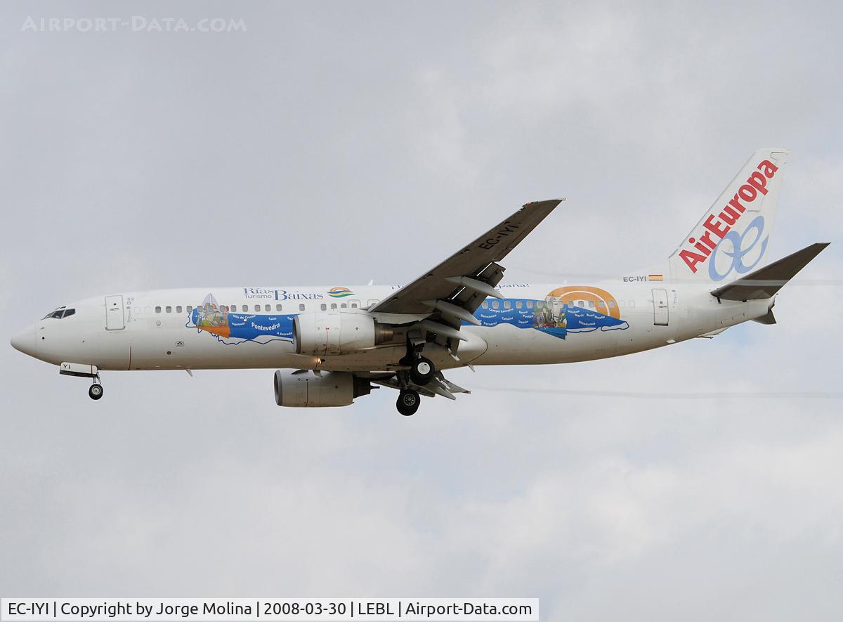 EC-IYI, 2000 Boeing 737-883 C/N 30194, On short final to RWY 25R.
