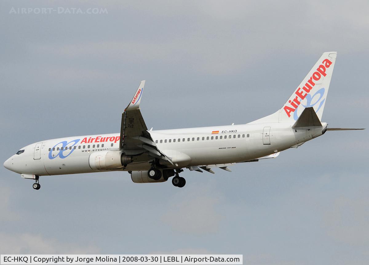 EC-HKQ, 2000 Boeing 737-85P C/N 28388, Clear to land RWY 25R.
