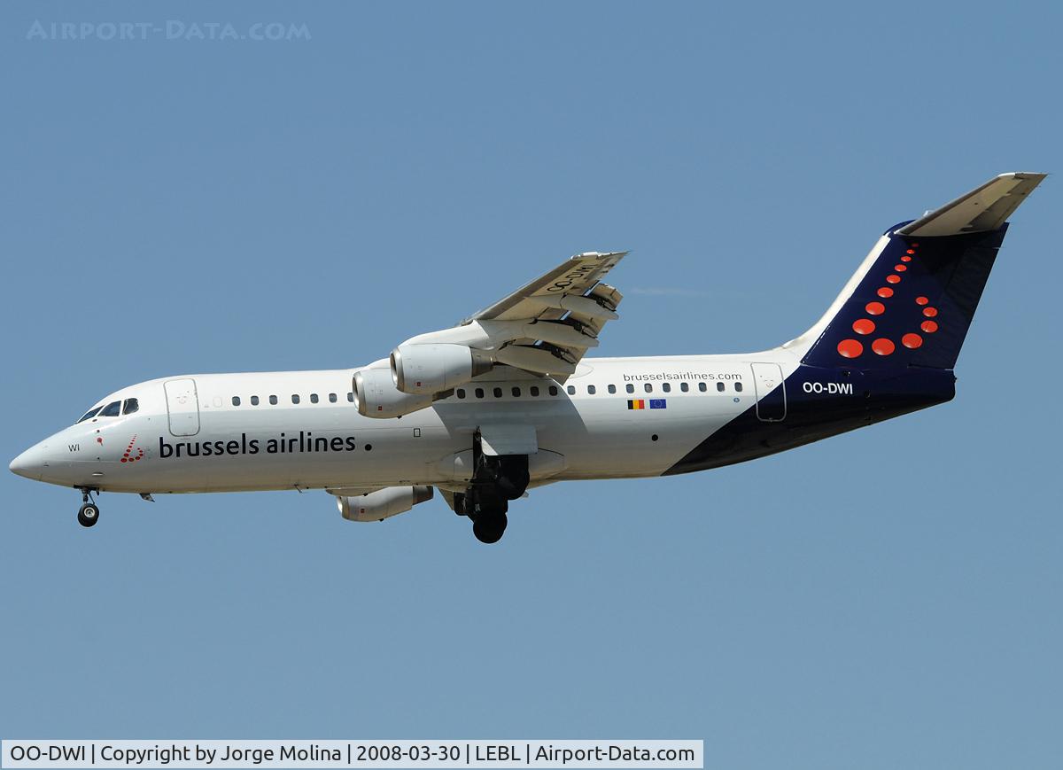 OO-DWI, 1999 British Aerospace Avro 146-RJ100 C/N E3342, Jumbolino on final to RWY 25R.