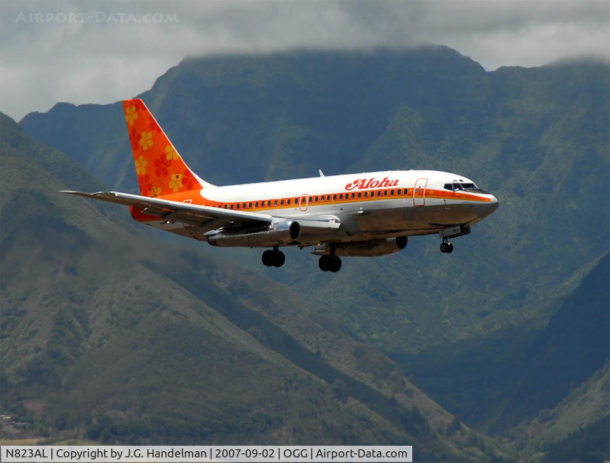 N823AL, 1985 Boeing 737-230 C/N 23154, On final at OGG