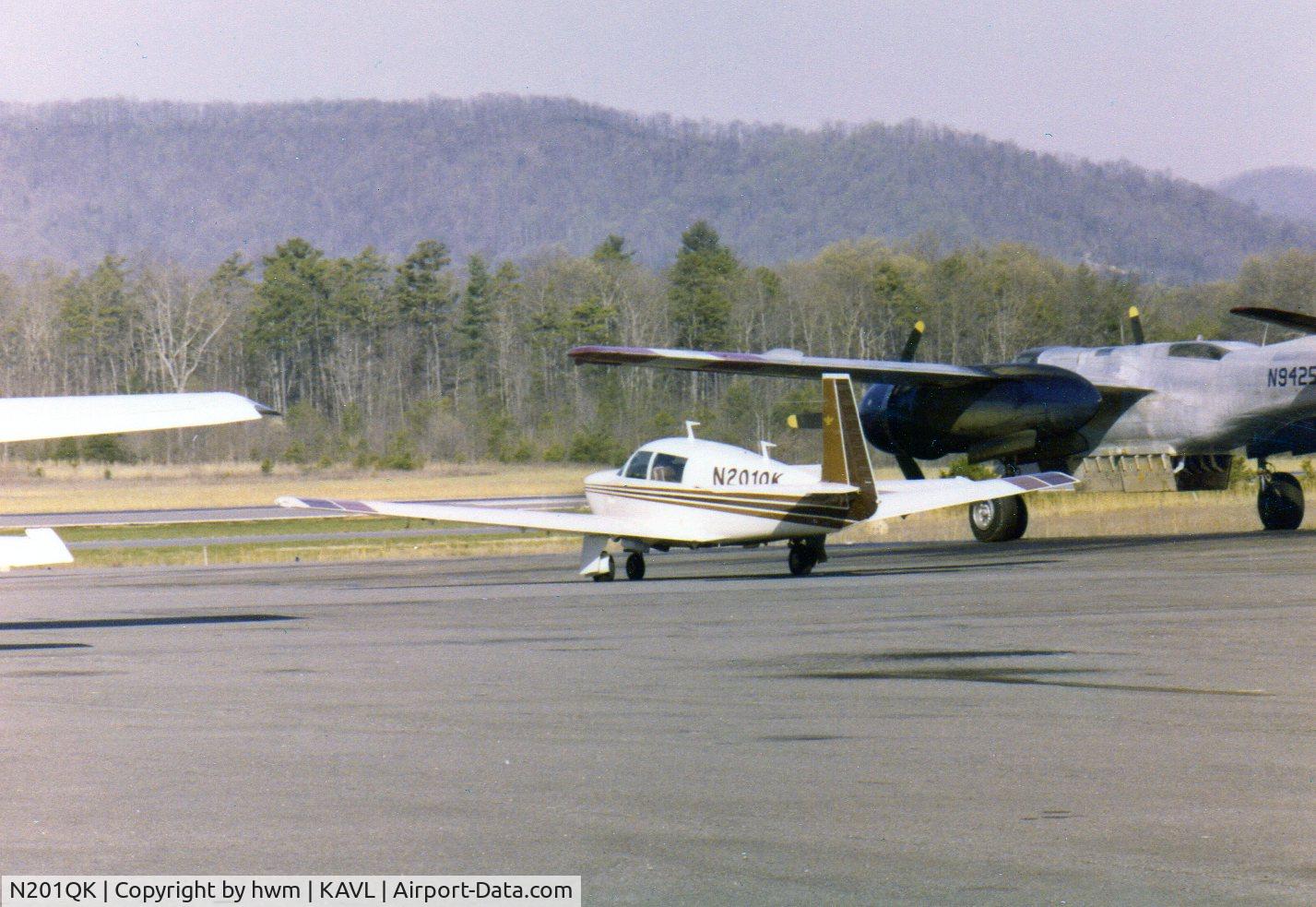 N201QK, Mooney M20J 201 C/N 24-0290, taxi to 16