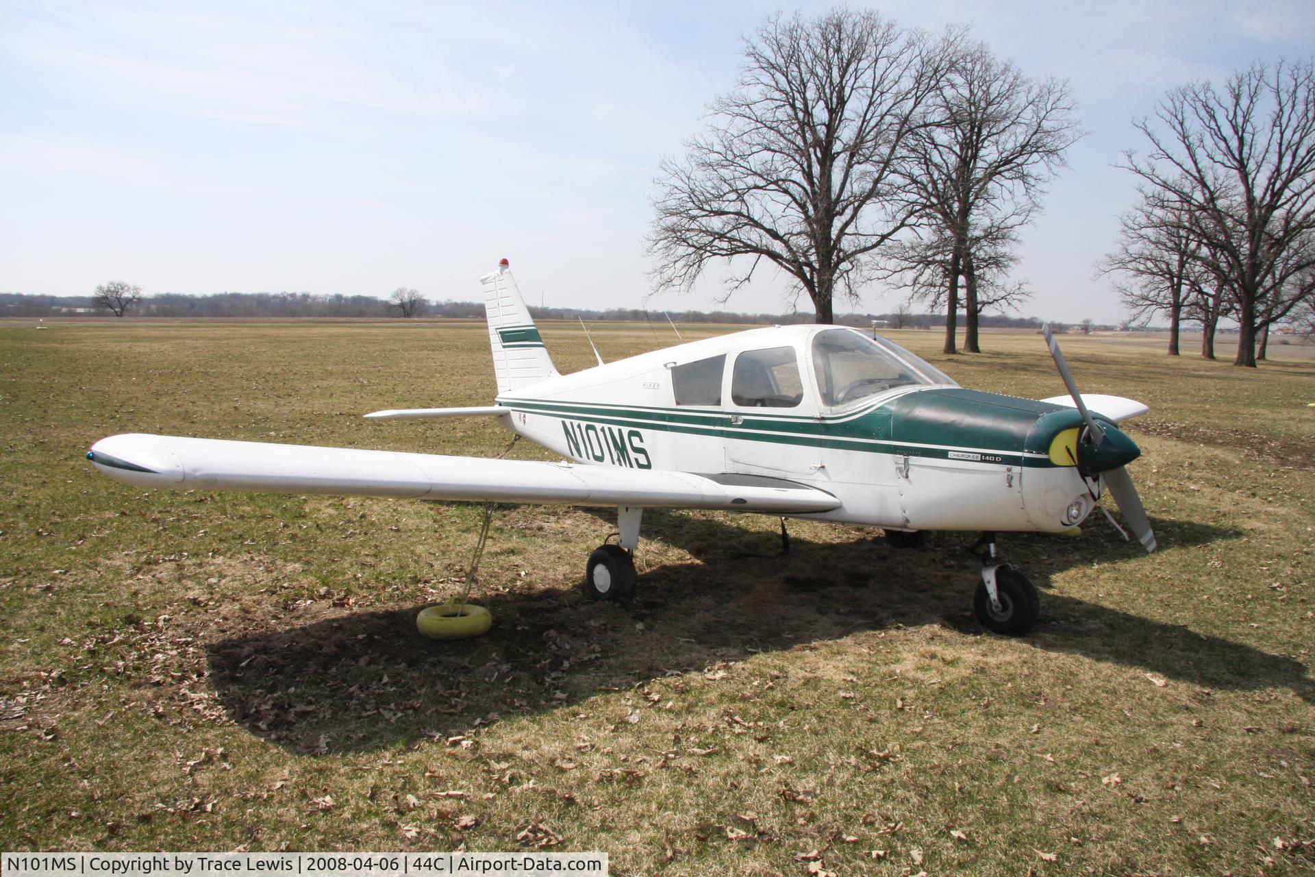 N101MS, 1971 Piper PA-28-140 C/N 28-7125519, Tied out at 44C