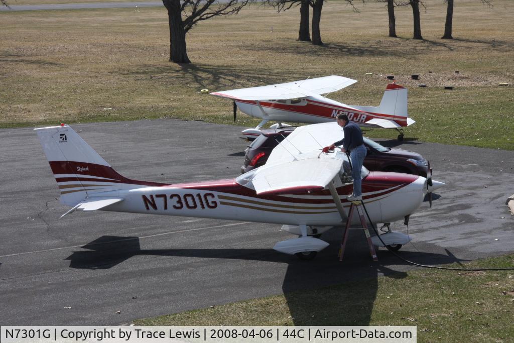 N7301G, 1970 Cessna 172K Skyhawk C/N 17259001, Fueling at 44C