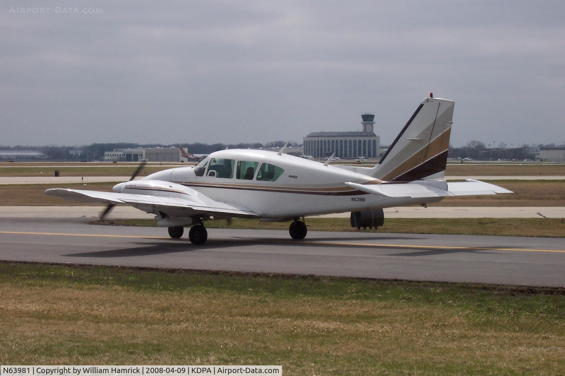 N63981, 1978 Piper PA-23-250 C/N 27-7854109, Taxing in front of The Pilot Shop