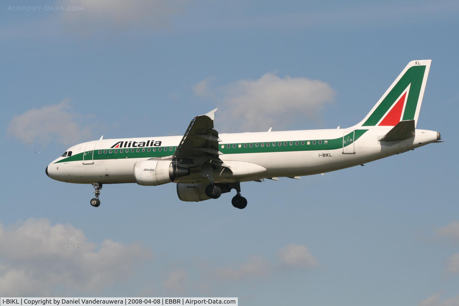 I-BIKL, 2001 Airbus A320-214 C/N 1489, arrival of flight AZ150 to rwy 25L