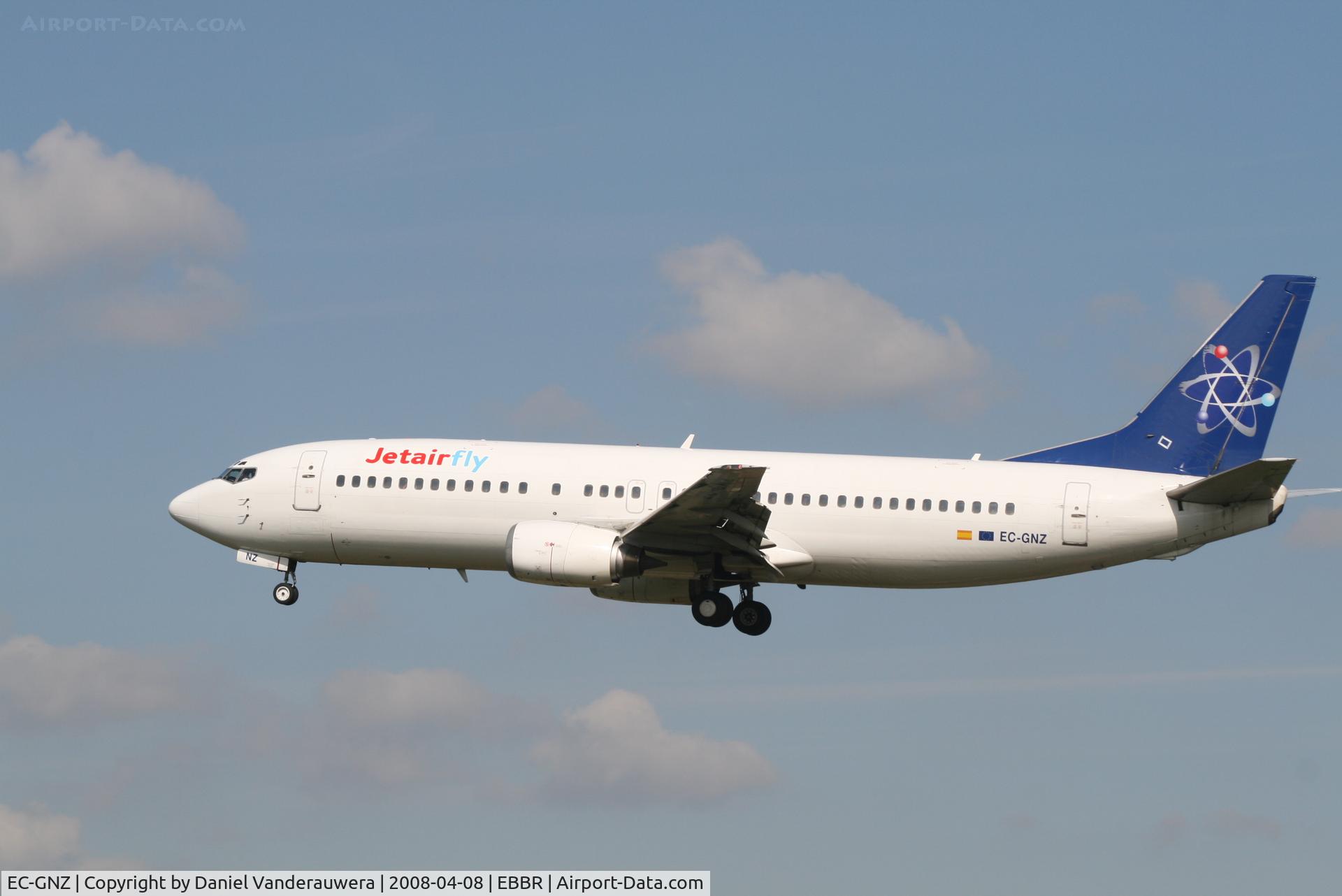 EC-GNZ, 1992 Boeing 737-4Y0 C/N 25178, arrival of flight JAF2712 to rwy 25L