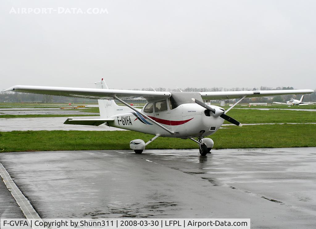 F-GVFA, Cessna 172R C/N 17280868, In front of the Airclub...