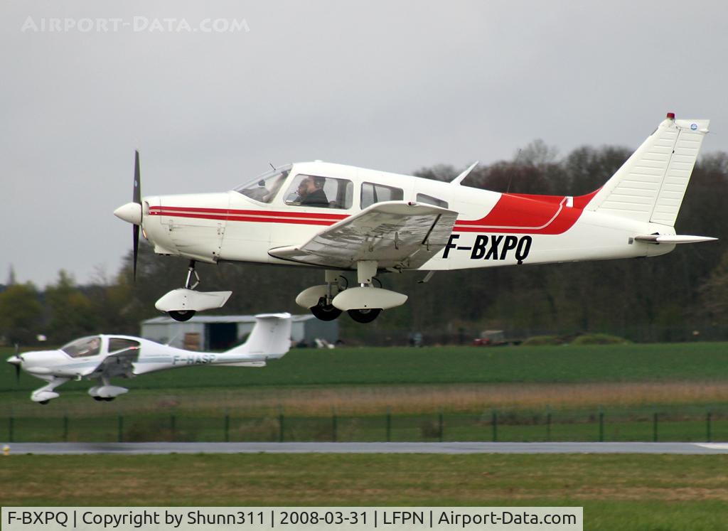 F-BXPQ, Piper PA-28-151 Cherokee Warrior C/N 287615122, On landing for one and on go around for the other....