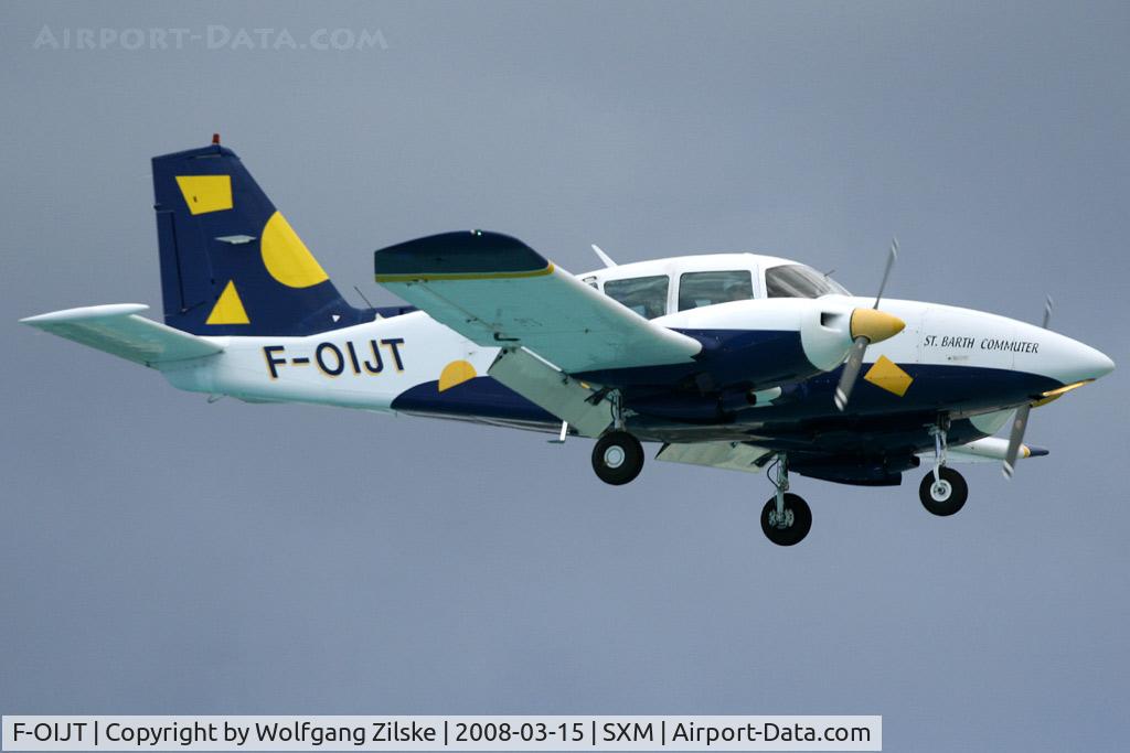F-OIJT, Piper PA-23-250 Aztec F C/N 27-7854129, visitor