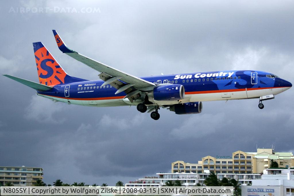 N805SY, 2001 Boeing 737-8Q8 C/N 30032, visitor