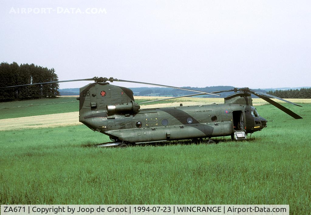 ZA671, 1980 Boeing Vertol Chinook HC.2 C/N M/A002/B-815/M7007, This Chinook was parked in the fields for the Wincrange-Antoniushaf air show.