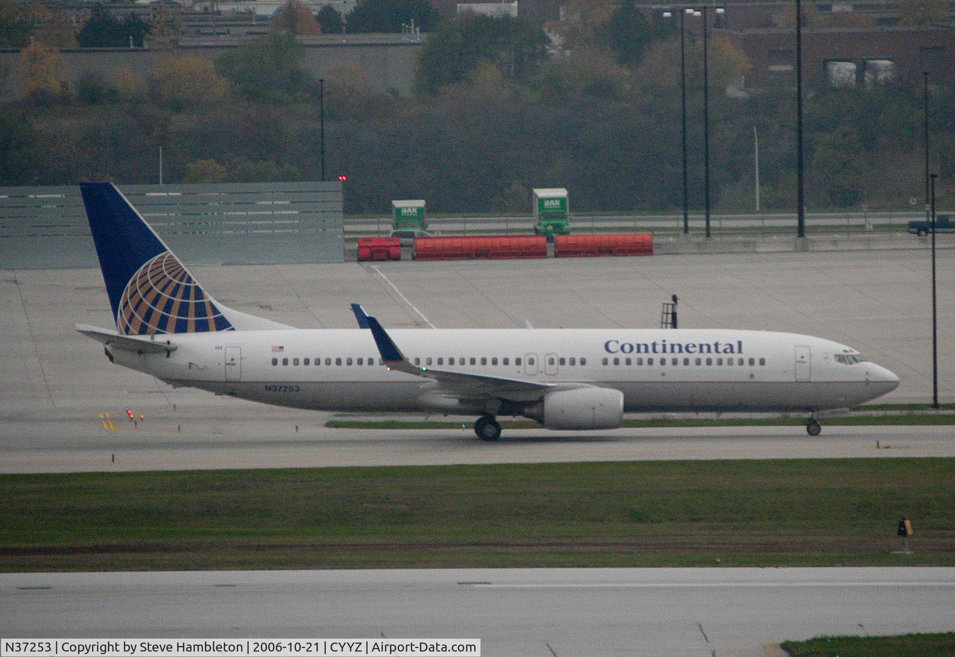 N37253, 2000 Boeing 737-824 C/N 30584, Taken from the bedroom window of the Sheraton Hotel