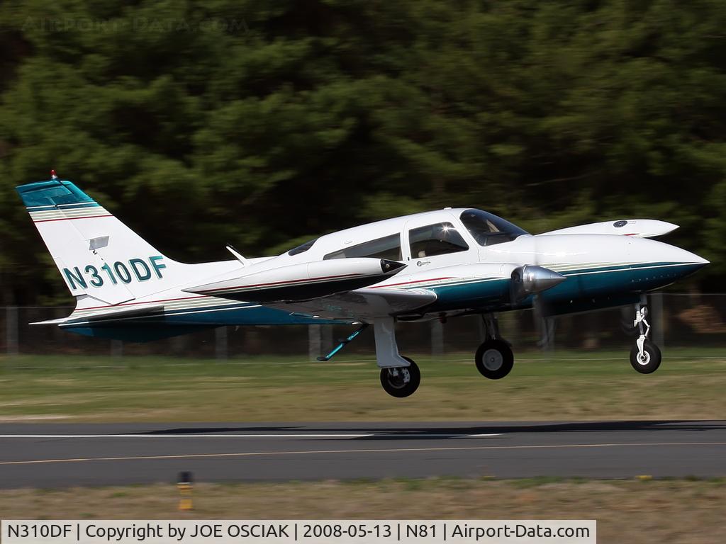N310DF, 1976 Cessna 310R C/N 310R0683, Taking off at Hammonton
