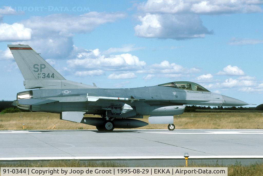 91-0344, General Dynamics F-16CJ Fighting Falcon C/N CC-42, Quite spectacular: taking pictures just 10 meters away from the concrete of the runway.