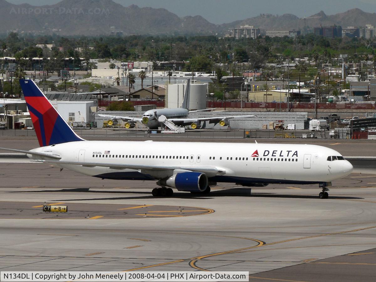 N134DL, 1991 Boeing 767-332 C/N 25123, Lunchtime arrival at PHX