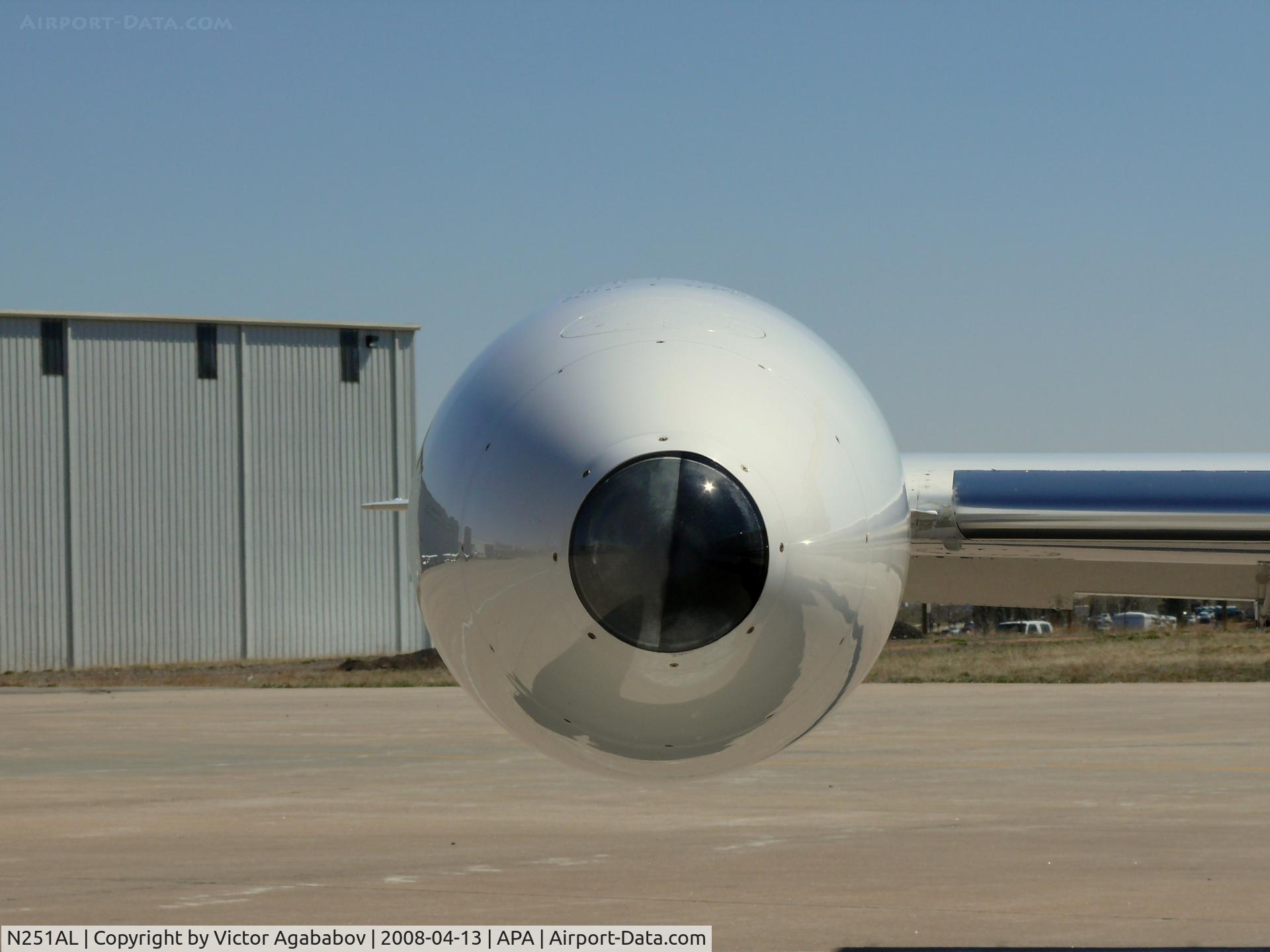 N251AL, Gates Learjet 25D C/N 25D-313, Close-up of the fuel tank of the older learjet