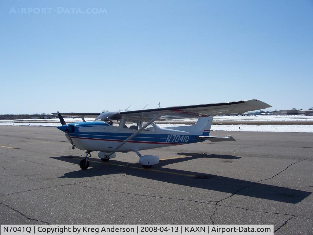N7041Q, 1971 Cessna 172L C/N 17260341, Parked on the ramp