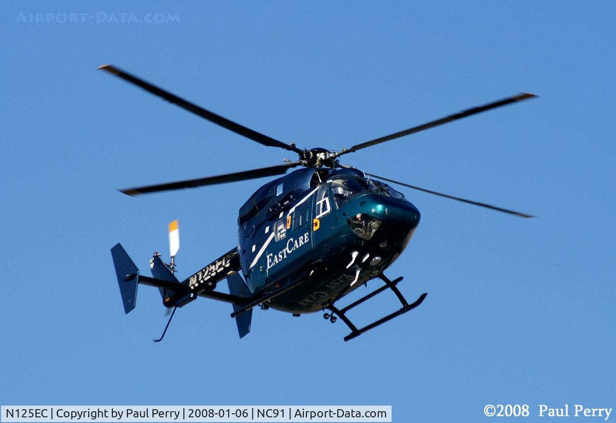 N125EC, 1986 Eurocopter-Kawasaki BK-117A-4 C/N 7065, Repositioning from the ER landing area to her roost