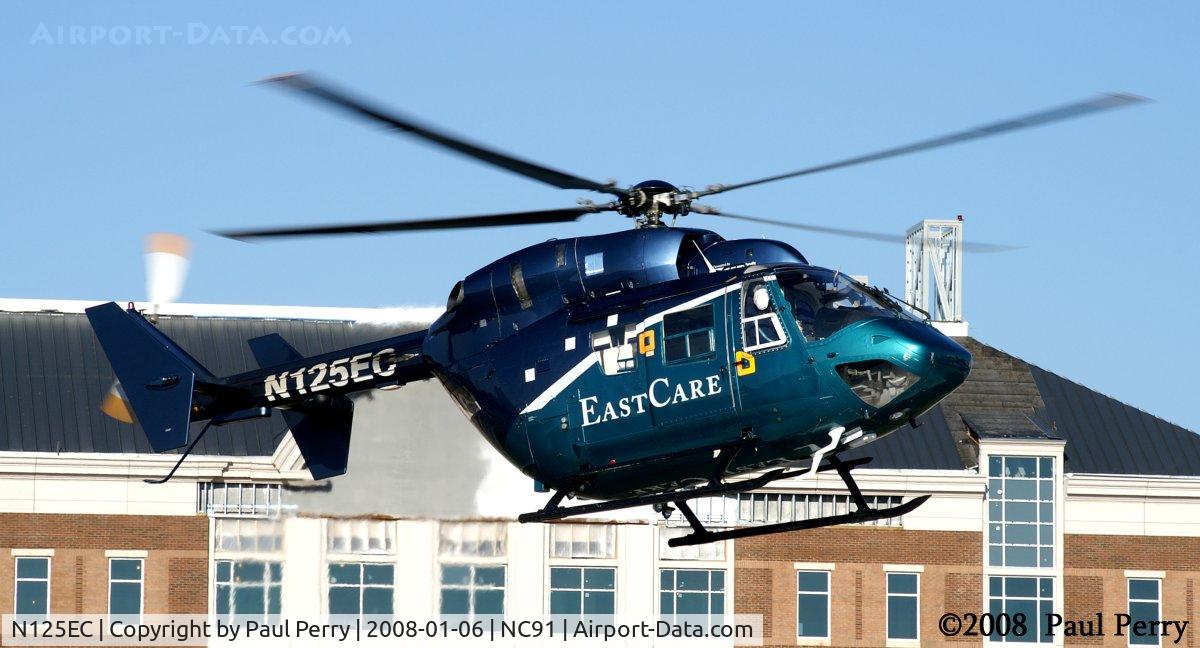 N125EC, 1986 Eurocopter-Kawasaki BK-117A-4 C/N 7065, Easing onto the helipad