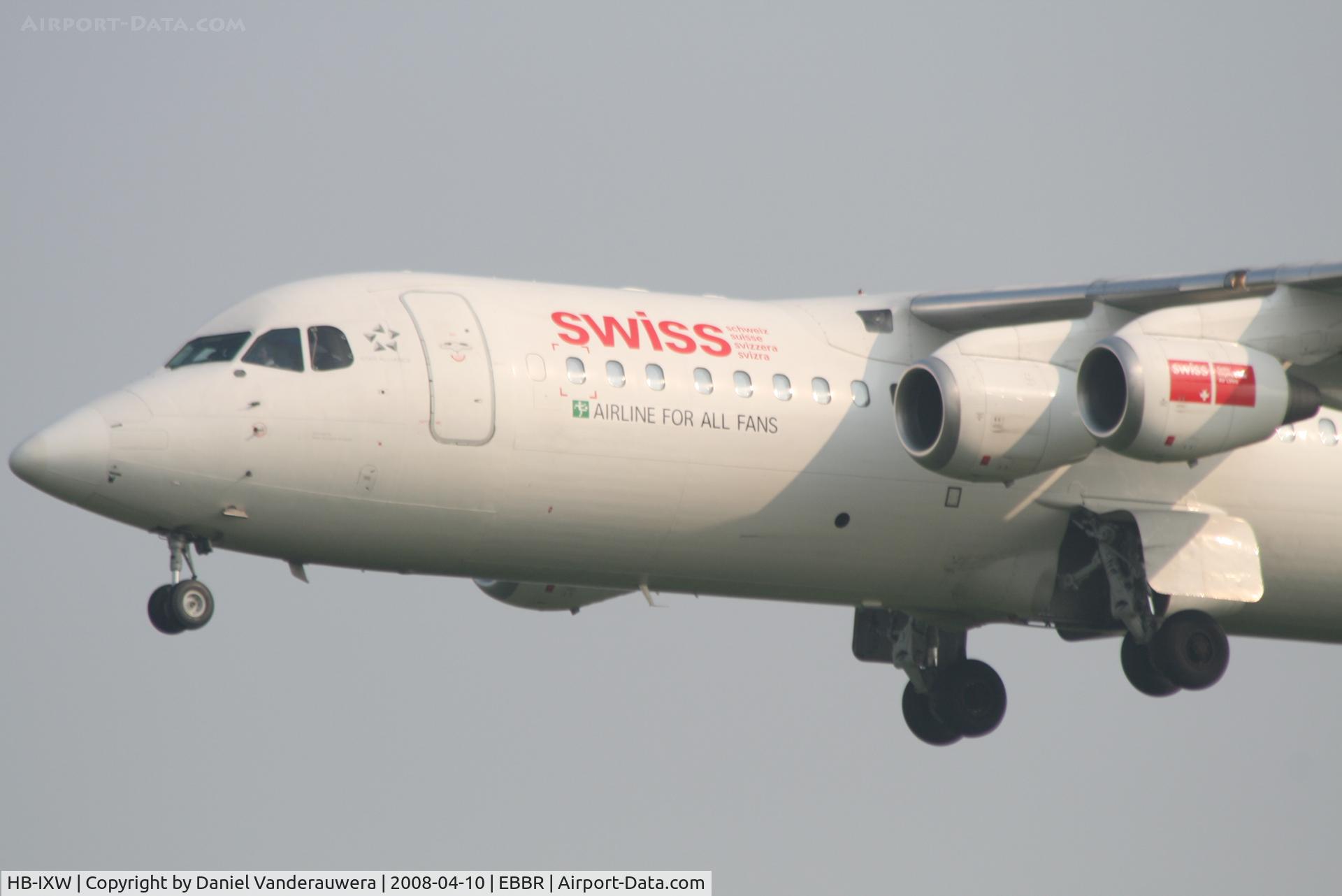 HB-IXW, 1995 British Aerospace Avro 146-RJ100 C/N E3272, flight LX778 is descending to rwy 25L