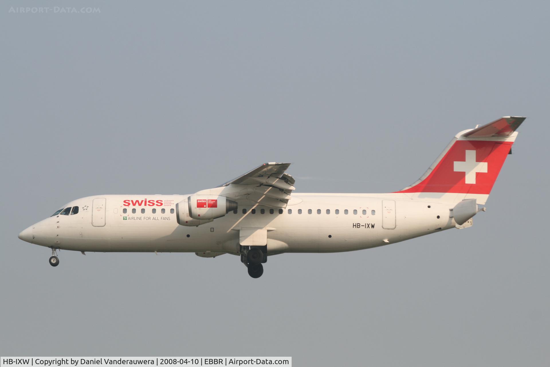 HB-IXW, 1995 British Aerospace Avro 146-RJ100 C/N E3272, descending to rwy 25L