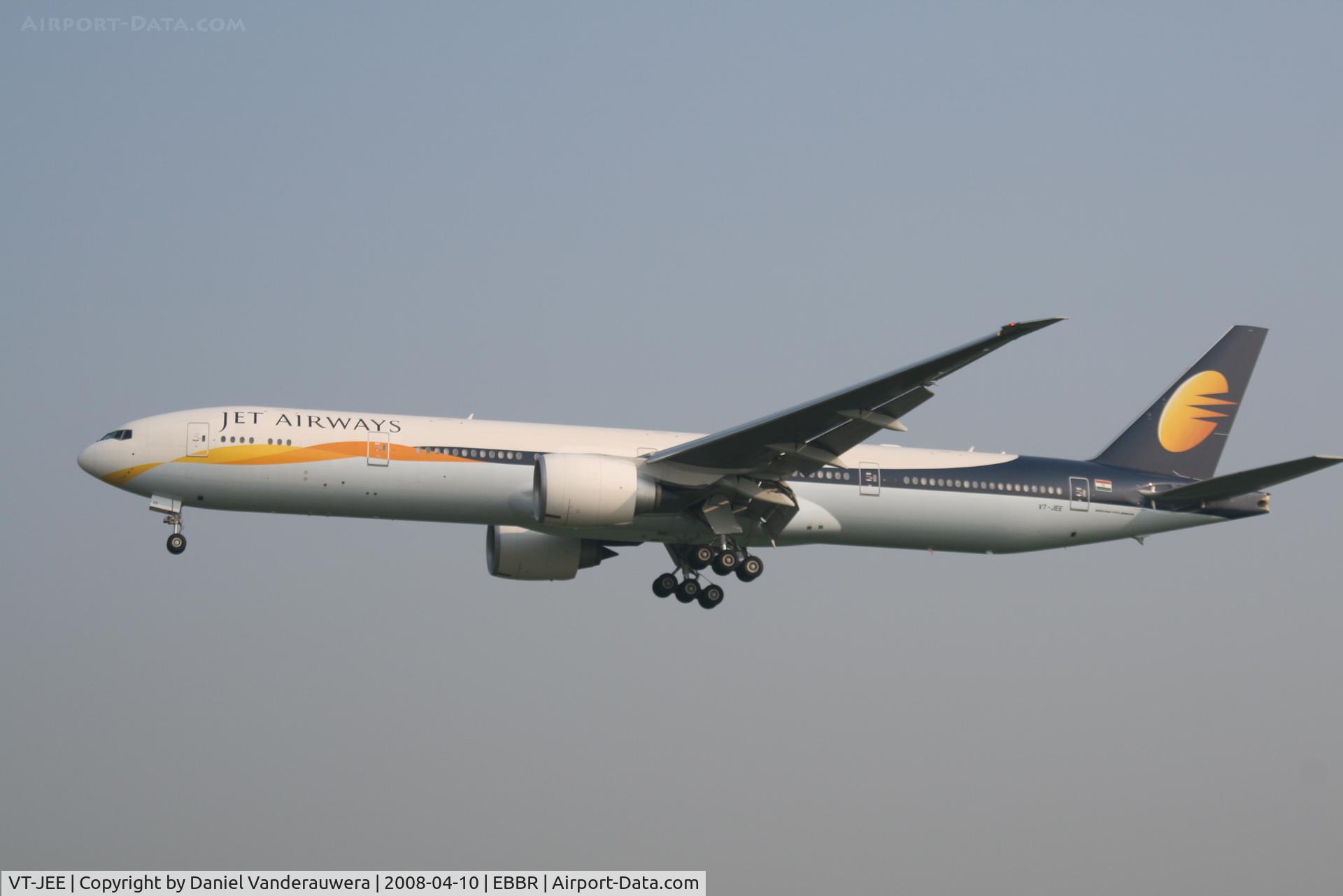 VT-JEE, 2007 Boeing 777-35R/ER C/N 35164, arrival of flight 9W227 to rwy 25L