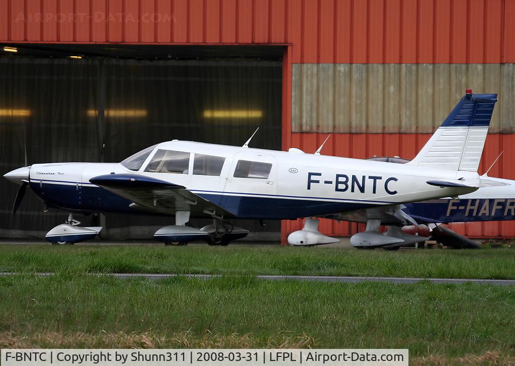 F-BNTC, Piper PA-32-260 Cherokee Six Cherokee Six C/N 32-607, Waiting new light flight in front of his hangar...