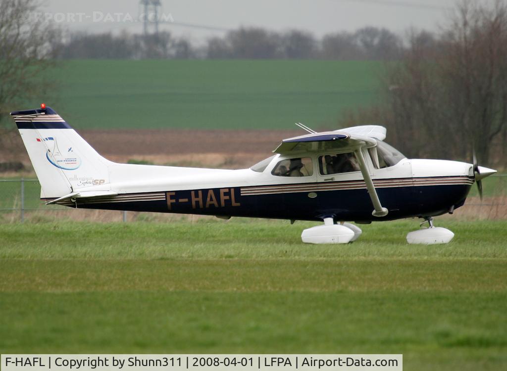 F-HAFL, Cessna 172S Skyhawk SP C/N 172S8457, Just a small landing, rolling and take off on this airfield... Based at Lognes ;-)
