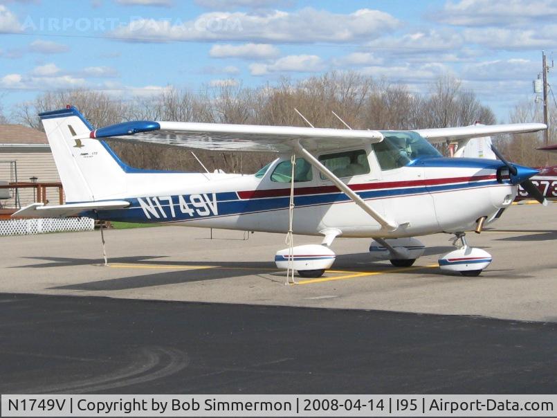 N1749V, 1974 Cessna 172M C/N 17263737, On the ramp at Kenton, OH