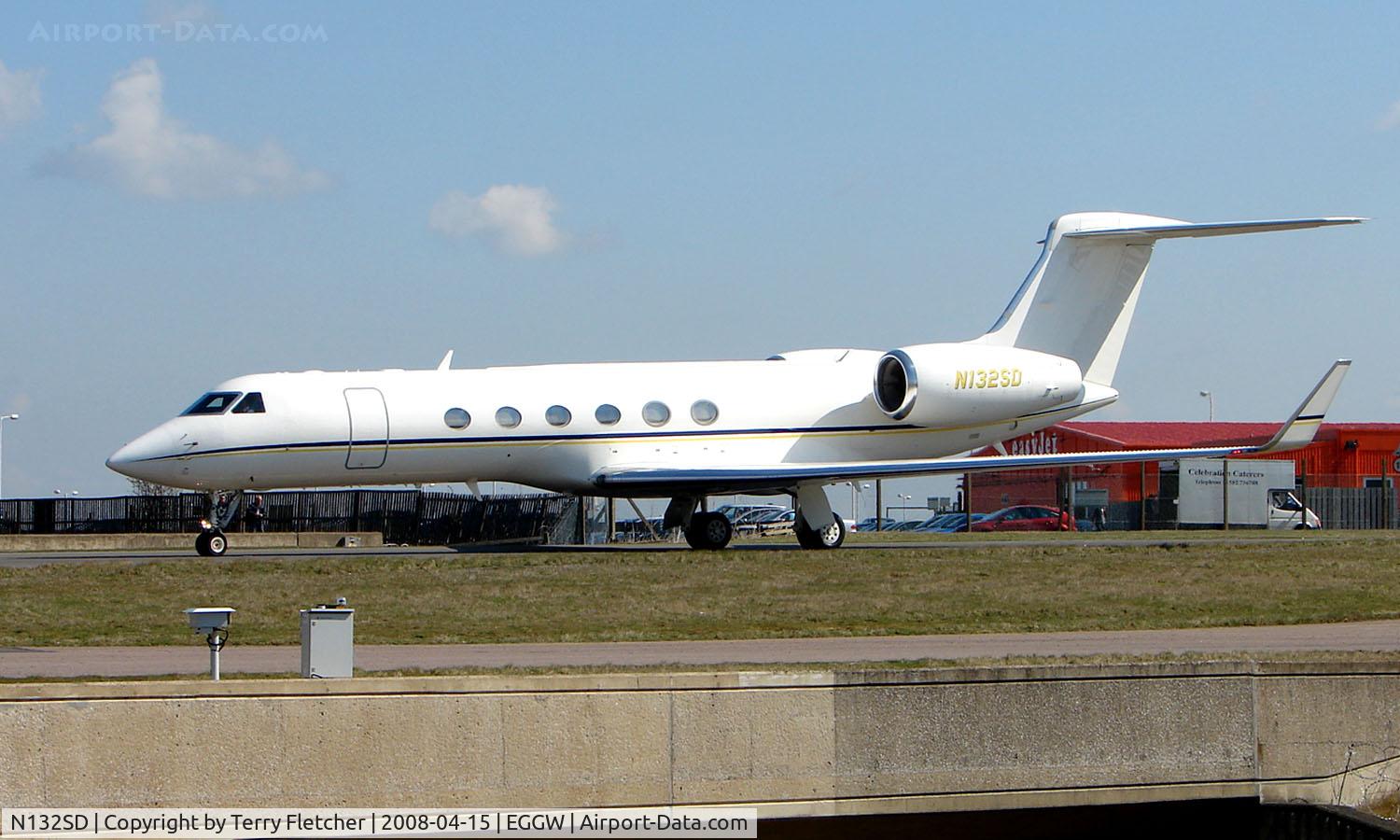 N132SD, 1998 Gulfstream Aerospace G-V C/N 537, Gulfstrean V at Luton in April 2008