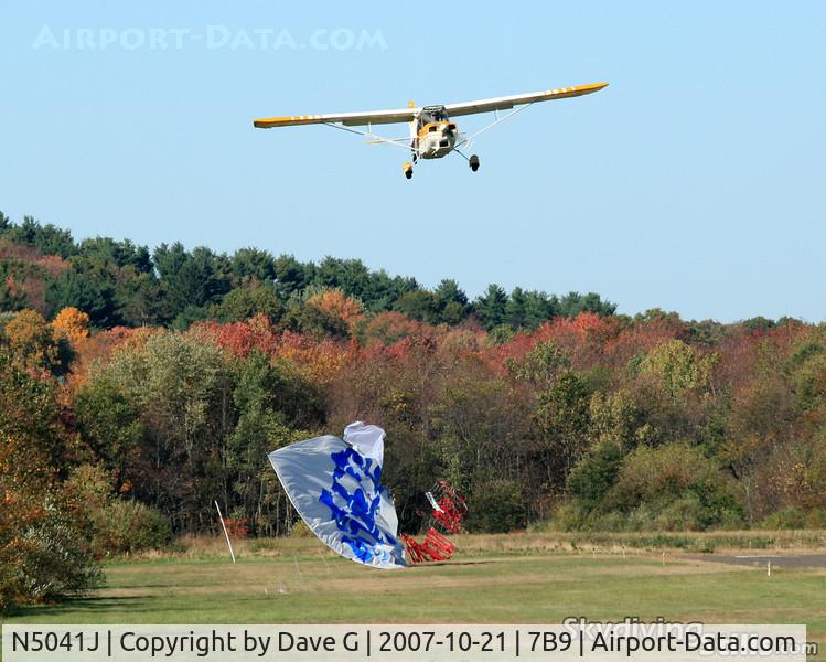 N5041J, 1979 Bellanca 7GCBC C/N 1119-79, Tow plane drops a banner at Ellington, CT.