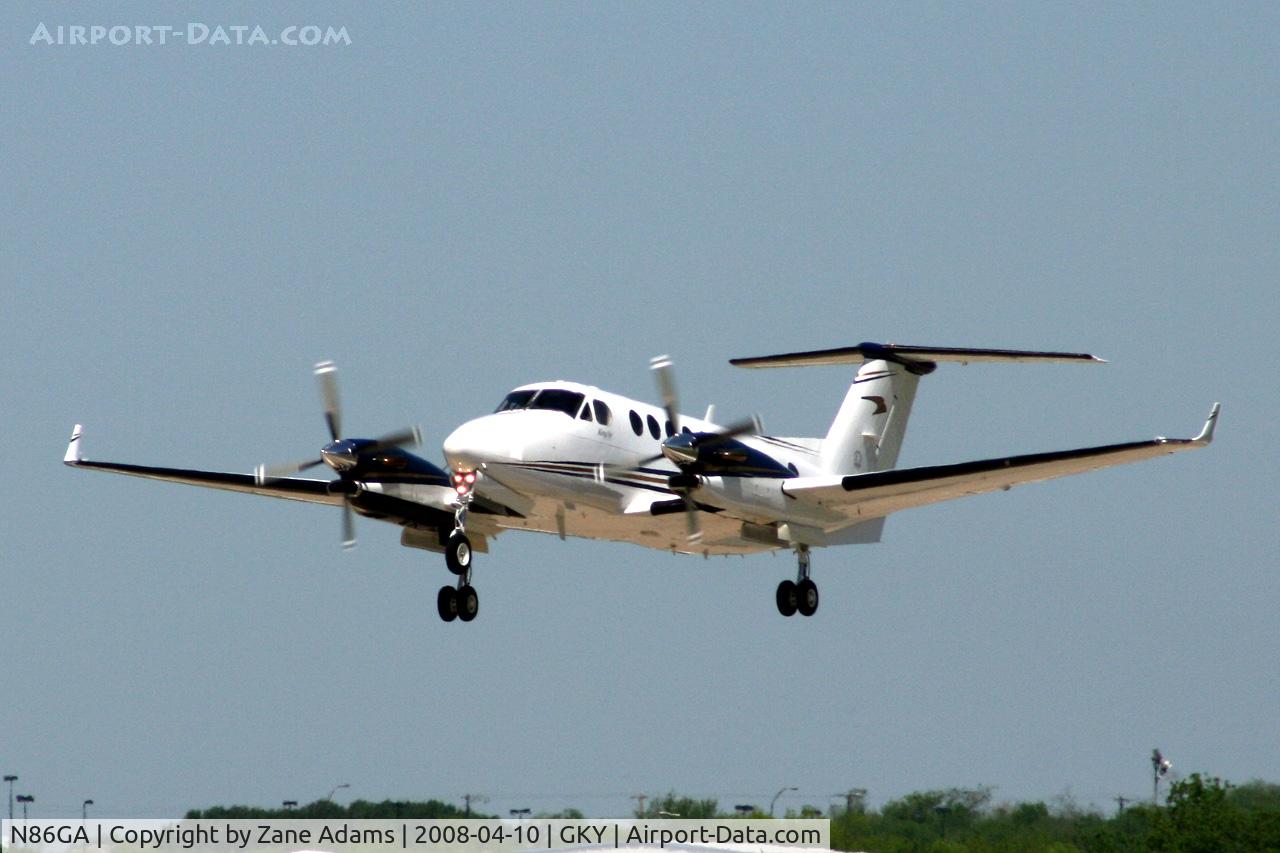 N86GA, 1993 Beech B300 King Air C/N FL100, Departing Arlington Municipal