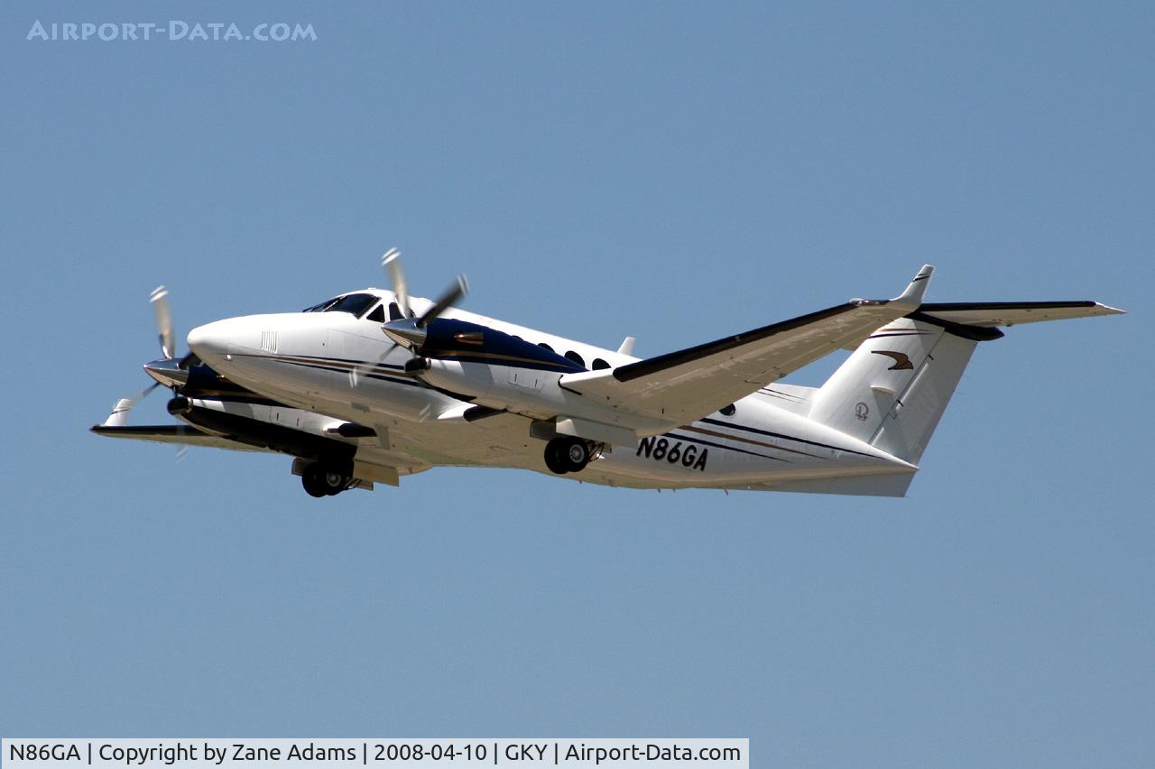 N86GA, 1993 Beech B300 King Air C/N FL100, Departing Arlington Municipal