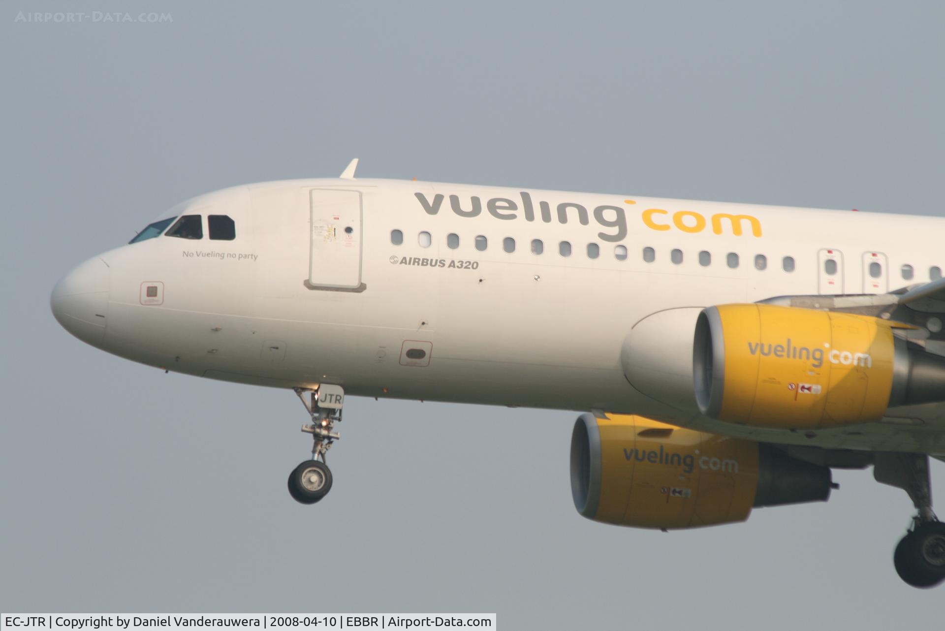 EC-JTR, 2006 Airbus A320-214 C/N 2798, descending to rwy 25L