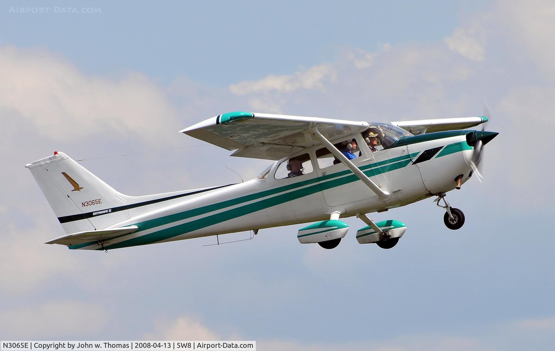 N3065E, 1978 Cessna 172N C/N 17271425, Departing runway 22