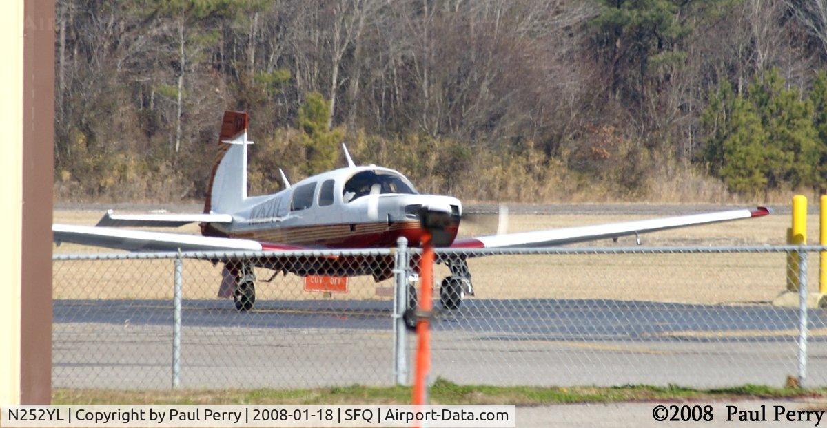 N252YL, 1986 Mooney M20K C/N 25-1082, Taxiing in, headed for the fuel pit