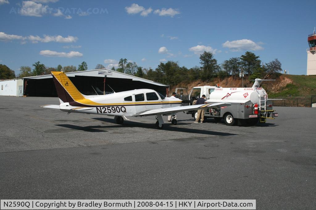 N2590Q, 1977 Piper PA-28R-201 Cherokee Arrow III C/N 28R-7737038, A great day to take pictures.