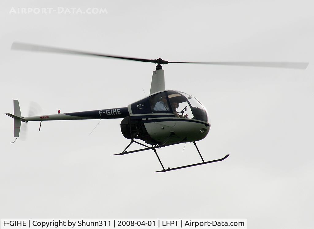 F-GIHE, Robinson R22 Beta C/N 0905, Arriving to the airfield and passing over me :-)