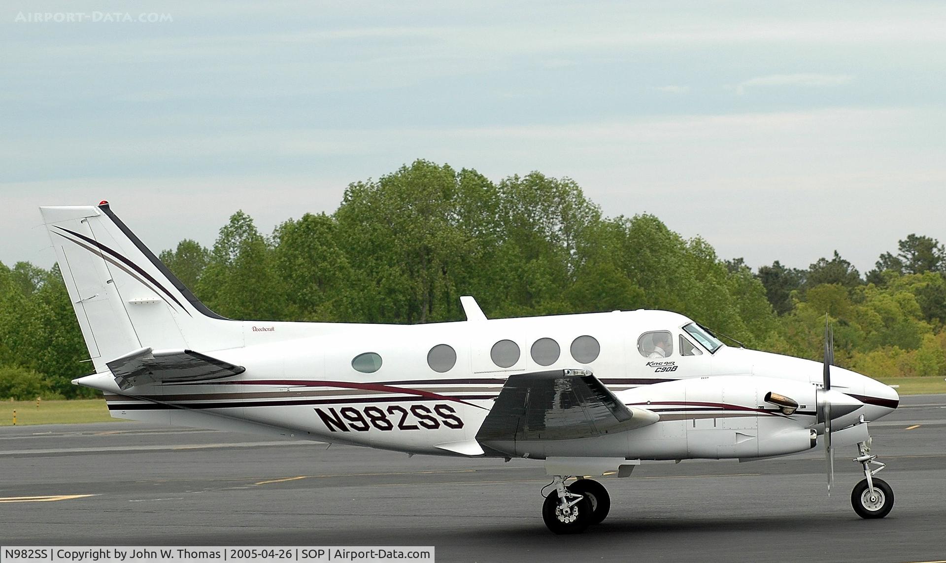 N982SS, 1998 Raytheon C90A King Air C/N LJ-1523, Awaiting departure