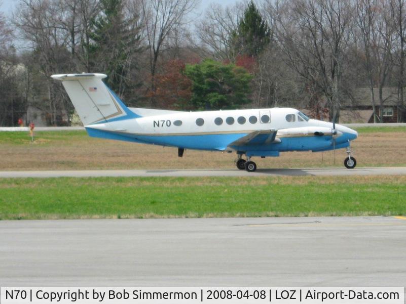 N70, 1988 Beech 300 C/N FF-5, Taxiing out for departure at London-Corbin, KY